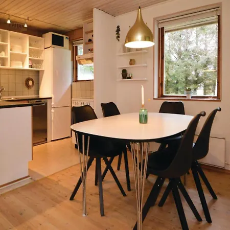Three-bedroom Holiday In Дом отдыха *