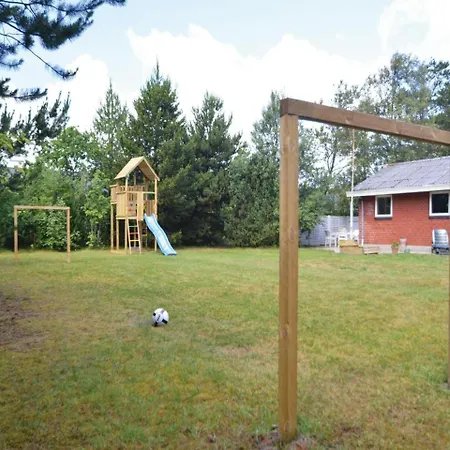 Three-bedroom Holiday In Дом отдыха Блаванн