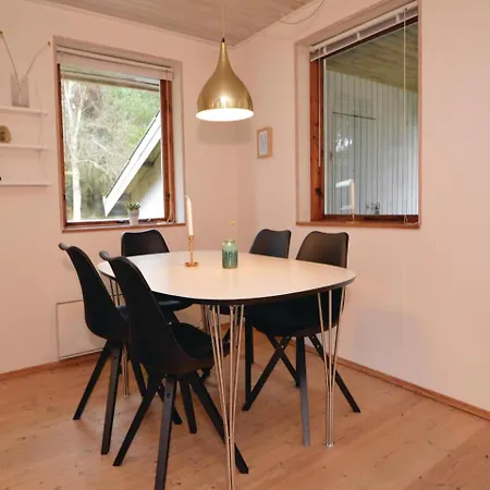 Three-bedroom Holiday In Дом отдыха *